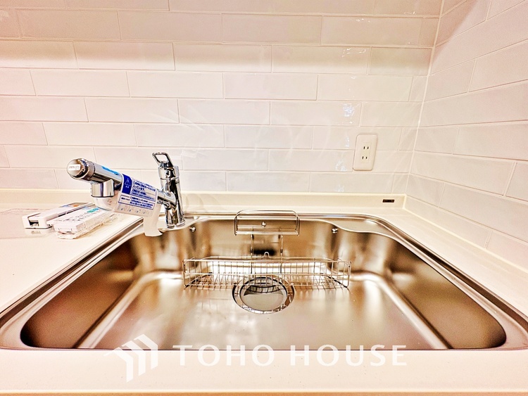 キッチン ◆愛育◆キッチンは家族の絆を育む大切な空間。シンプルで使い易いSystemKitchenで愉しく作る料理は愛情のある美味しいご馳走に。家族で使える広々としたダイニングキッチンです。