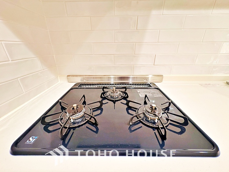 キッチン キッチンは家族の絆を育む大切な空間。シンプルで使い易いシステムキッチンで愉しく作る料理は愛情のある美味しいご馳走に。家族で使えるダイニングキッチンです。