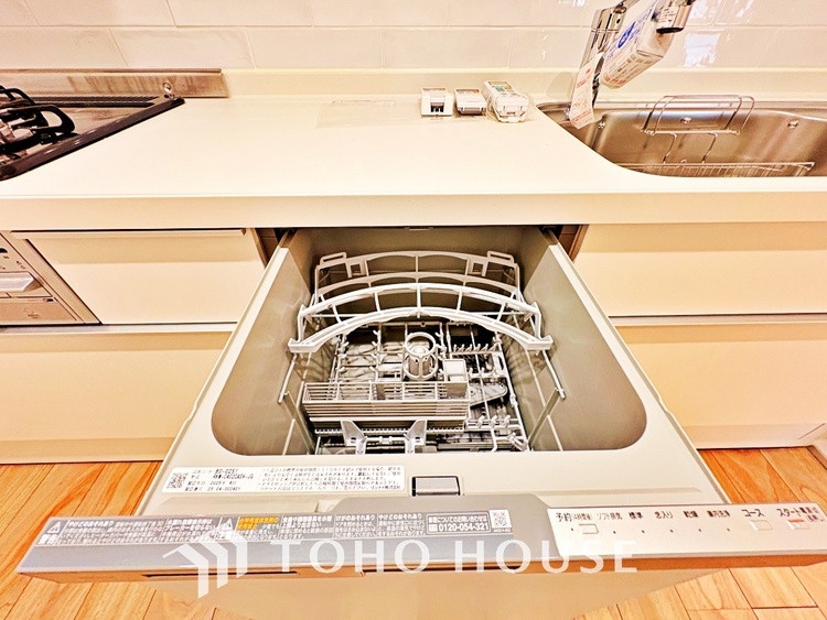 キッチン 広々としたキッチンのシンクは、料理の準備と片付けを楽にし、使いやすさを最大限に引き立てます。