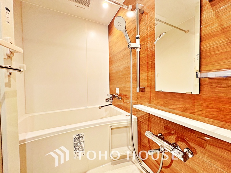 風呂 【浴室】《一日の疲れを落としてくれる場所は、落ち着く場所でなければならない》　高級感溢れるカラーと大きさ・柔らかな曲線で構成された半身浴も楽しめるバスタブが心地よさをもたらします。