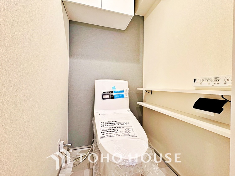 トイレ 清潔感あるホワイト調のクロスと温もり溢れるモダンカラーの床材が見事に調和した本邸宅は、毎日の生活を少しでも快適に過ごして頂ける様に落ち着いた雰囲気作りから行っています。