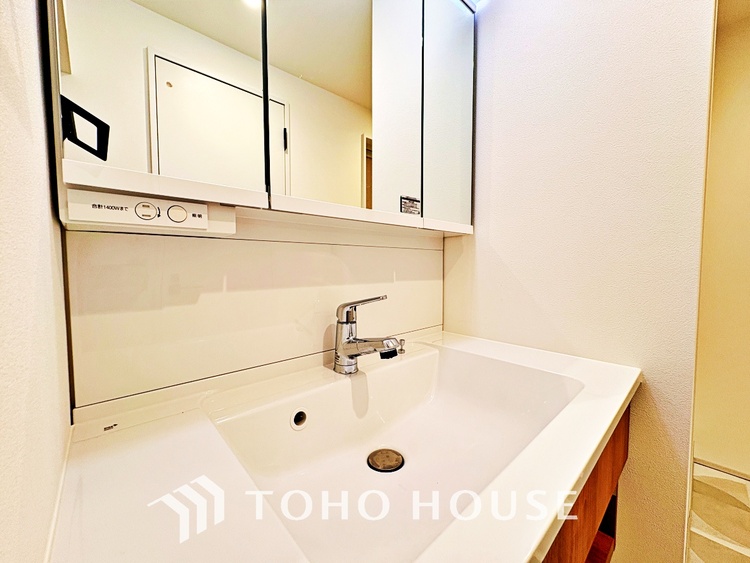 洗面 気持ちの良い朝をつくりだし、夕方には笑顔を取り戻させてくれるミラー。パウダールームはいつでも本来の自分を取り戻せる空間。明るく仕上げてあります。