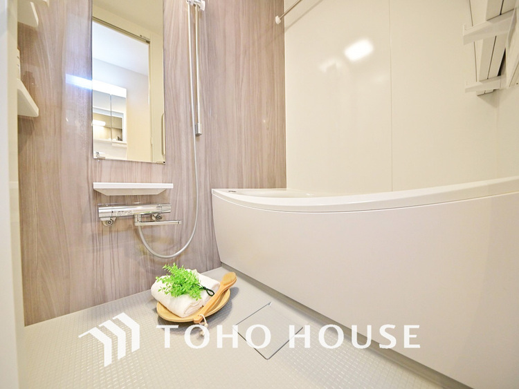 風呂 一日の疲れを癒すバスルームは、心地よいリラックスを叶える清潔感溢れる空間