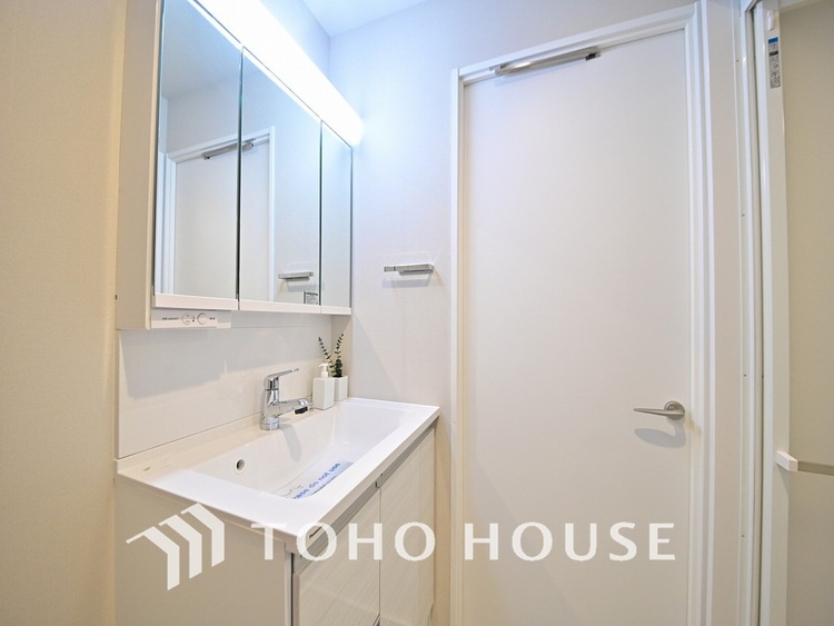 洗面 新規設置の洗面化粧台。収納豊富で使い勝手の良い3面鏡です