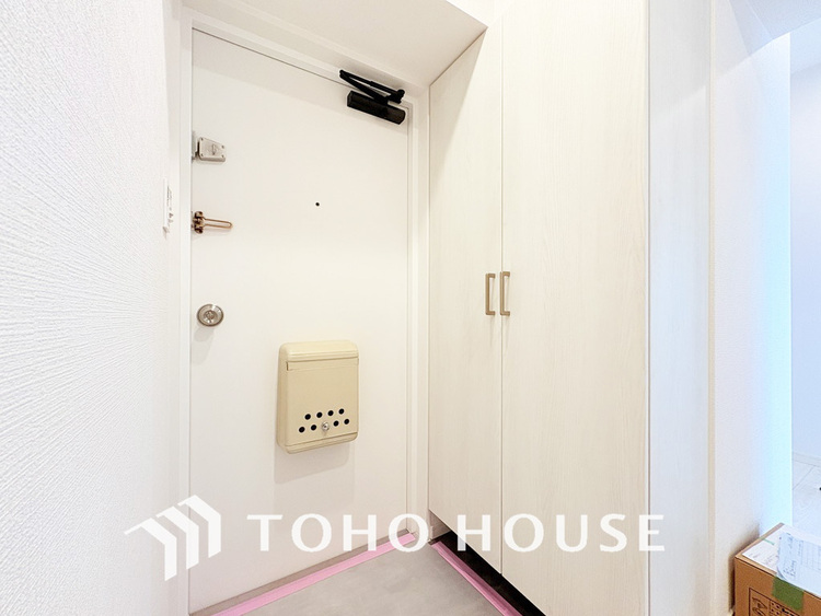 玄関 飾り過ぎないシンプルな内装の玄関