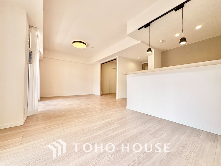 内装 ここにはみんなが集い、食事と楽しい会話が始まる。話に夢中になりすぎて、ついつい時を忘れ夜半過ぎになってしまう。そんな束の間の幸せを感じさせてくれる場所でありたい。