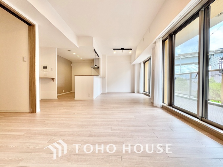 内装 【Living】ここにはみんなが集い、食事と楽しい会話が始まる。話に夢中になりすぎて、ついつい時を忘れ夜半過ぎになってしまう。そんな束の間の幸せを感じさせてくれる場所でありたい。