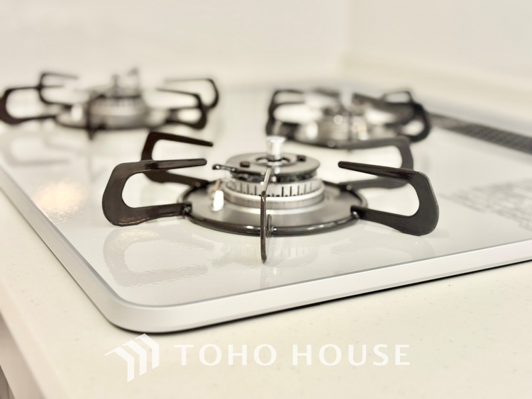 キッチン 【Kitchen】調理しながらもご家族のお顔が見れるカウンターキッチン。ついつい料理中お子様の様子が気になるもの。安心してお料理に取り組んでいただけます。会話だって自然とはずむはず。