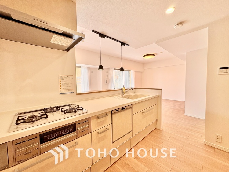 キッチン 【Kitchen】調理しながらもご家族のお顔が見れるカウンターキッチン。ついつい料理中お子様の様子が気になるもの。安心してお料理に取り組んでいただけます。会話だって自然とはずむはず。