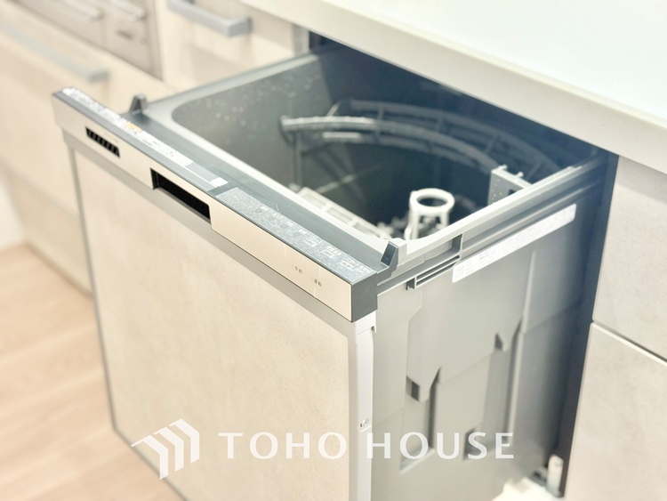 キッチン 【Kitchen】調理しながらもご家族のお顔が見れるカウンターキッチン。ついつい料理中お子様の様子が気になるもの。安心してお料理に取り組んでいただけます。会話だって自然とはずむはず。