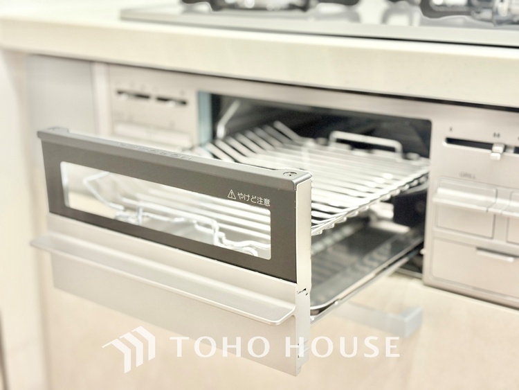 キッチン 【Kitchen】調理しながらもご家族のお顔が見れるカウンターキッチン。ついつい料理中お子様の様子が気になるもの。安心してお料理に取り組んでいただけます。会話だって自然とはずむはず。