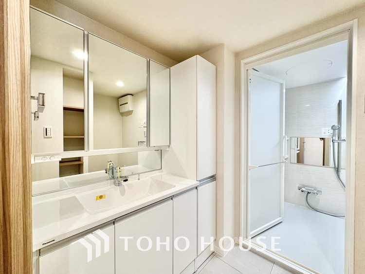 洗面 清潔感あふれる洗面化粧台で、毎日の身支度を快適にサポートします。