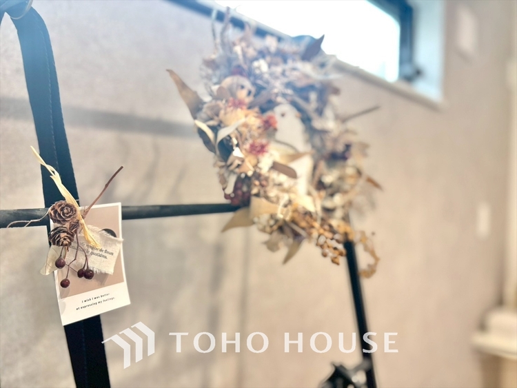 内装 ◆瀟洒な空間◆落ち着いた小棚や室内の緑光、アクセントのある彩が見事に調和させた瀟洒なリビングルーム。ここに集まる家族の会話と笑顔が絶え間なく続く幸せな空間。