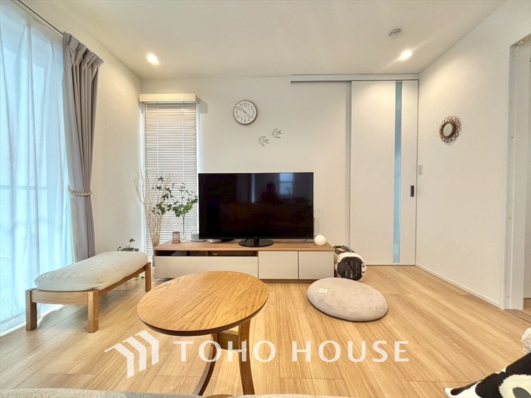 内装 叶えたかったのは落ち着きのあるナチュラルな風合い、そして開放感があるリビング。優雅な気分に浸れる幸せな時間を家族が自然と集まりたくなるこの空間で。