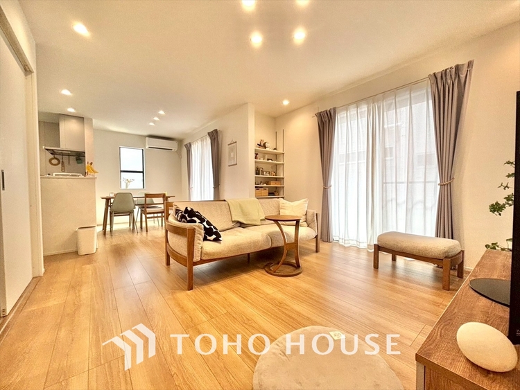 内装 【living】居心地のいい暮らしには欠かせない眩い採光。ゆったりとした幅の窓からこの空間に降り注ぐ採光が絶えない。明るいリビングこそ居心地のいい暮らしが待っているのだと思う。