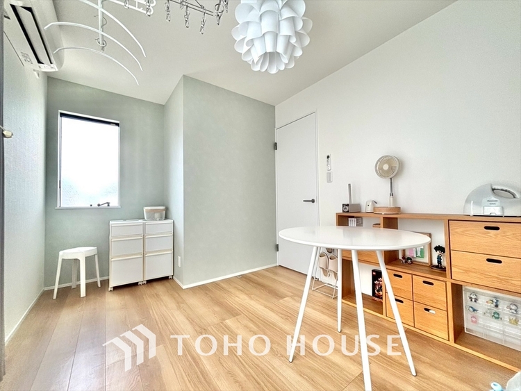 内装 風の通り道。舞い込んでくる風が優しく躍り、室内に爽やかな空気を運んでくる。そこに季節の息吹を感じて、いまがどんな季節なのかを実感する。