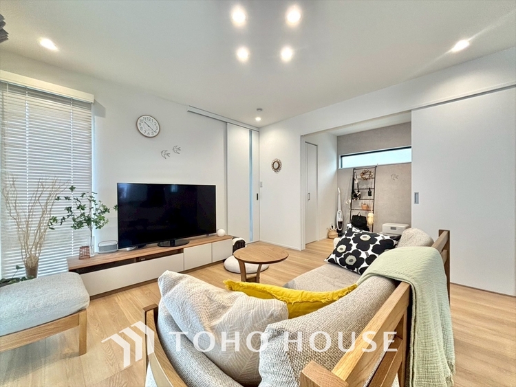 内装 ◆サンサンと◆差し込む太陽の光がこのリビングに笑いをもたらす。ソファの上のクッションがポカポカした暖気にぬくぬくと微睡んでいる。