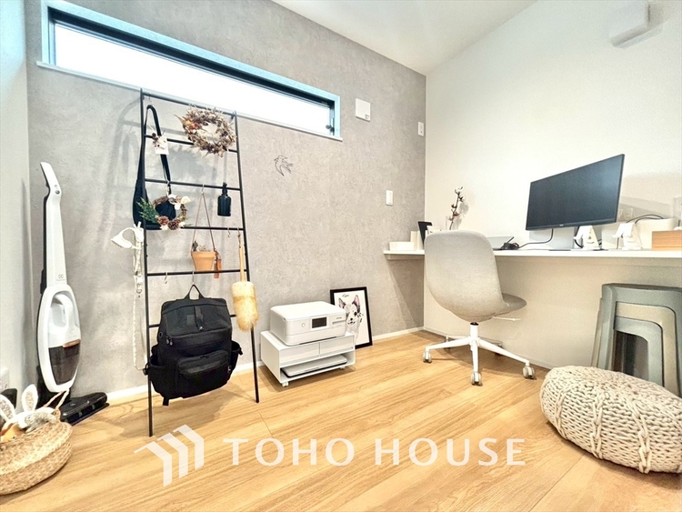 内装 使いやすく、明るい洋室に仕上がります。子供部屋や趣味のお部屋にご利用できます。ご自身で家具などを配置し、素敵な空間を創り上げられます。