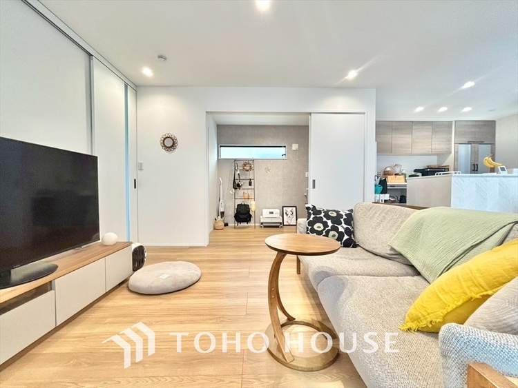 内装 ここはみんなが集い、食事と楽しい会話が始まる場所。話に夢中になりすぎて、ついつい時を忘れ、夜半過ぎになってしまう。そんな束の間の幸せを感じさせてくれます。