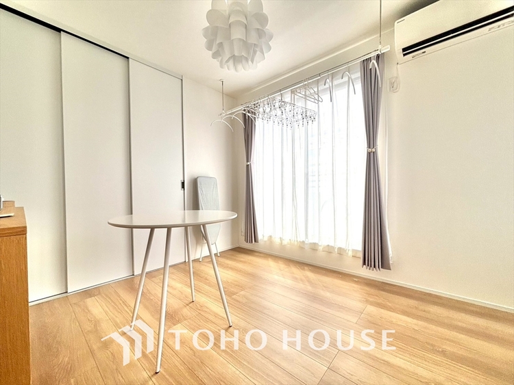 内装 街に溶け合う美しい景観を生みだしているにも関わらず、採光や風通しを考えて設計された間取り。近隣との視線を考え、街全体で調整される窓位置。外観だけでなく、そこに住まうご家族の心地よさを最優先しました。