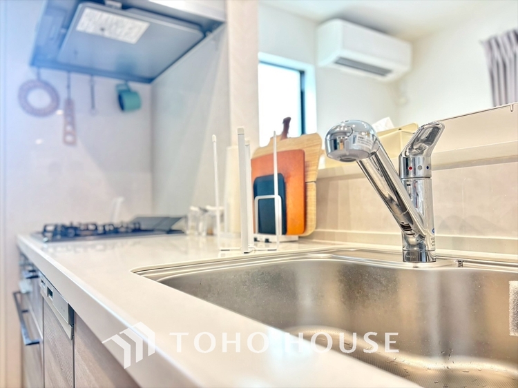 キッチン 手元の収納から、足元の収納までが全てスライド式で、奥のスペースまで有効に活用できます。奥まで上から見渡せるので、たまにしか使わない調理器具もサッと取出せます。