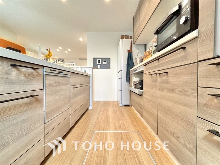 キッチン キッチンは家族の絆を育む大切な空間。シンプルで使い易いシステムキッチンで愉しく作る料理は愛情のある美味しいご馳走に。家族で使える対面式キッチンです。