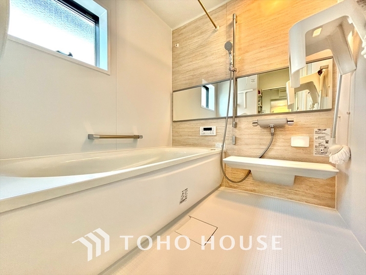 風呂 【浴室】《一日の疲れを落としてくれる場所は、落ち着く場所でなければならない》　高級感溢れるカラーと大きさ・柔らかな曲線で構成された半身浴も楽しめるバスタブが心地よさをもたらします。