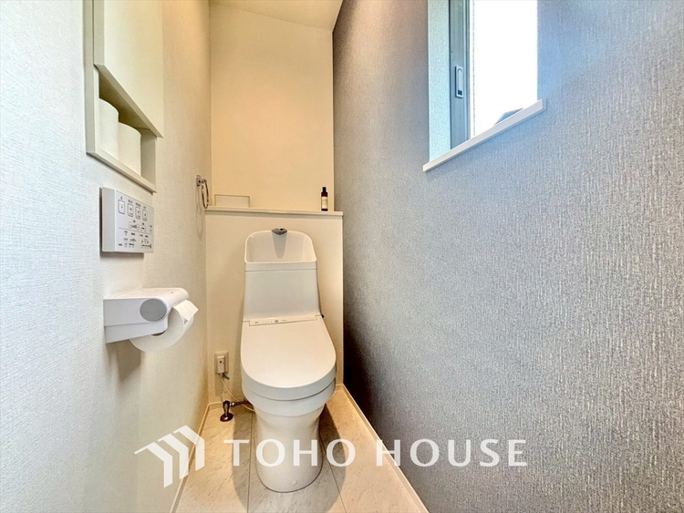 トイレ 清潔感あるホワイト調のクロスと温もり溢れるモダンカラーの床材が見事に調和した本邸宅は、毎日の生活を少しでも快適に過ごして頂ける様に落ち着いた雰囲気作りから行っています。