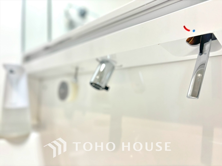 洗面 気持ちの良い朝をつくりだし、夕方には笑顔を取り戻させてくれるミラー。パウダールームはいつでも本来の自分を取り戻せる空間。明るく仕上げてあります。