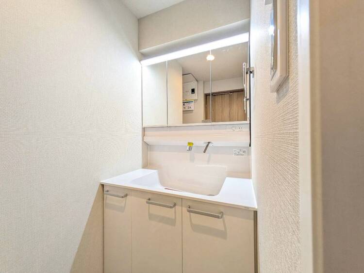 その他 清潔感を感じられる洗面化粧台。