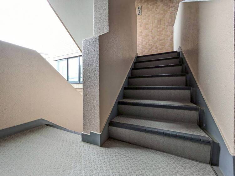 その他 共用部の階段です。明るく清潔に管理されています。