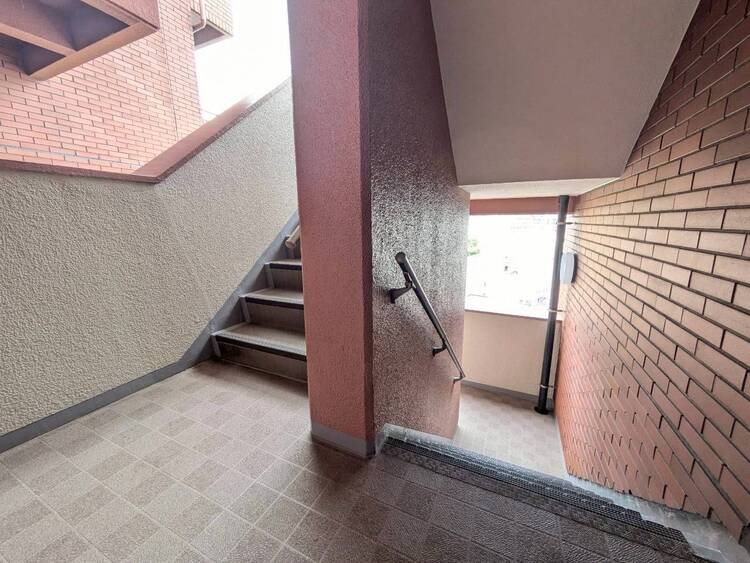 設備 共用部の階段です。明るく清潔に管理されています。