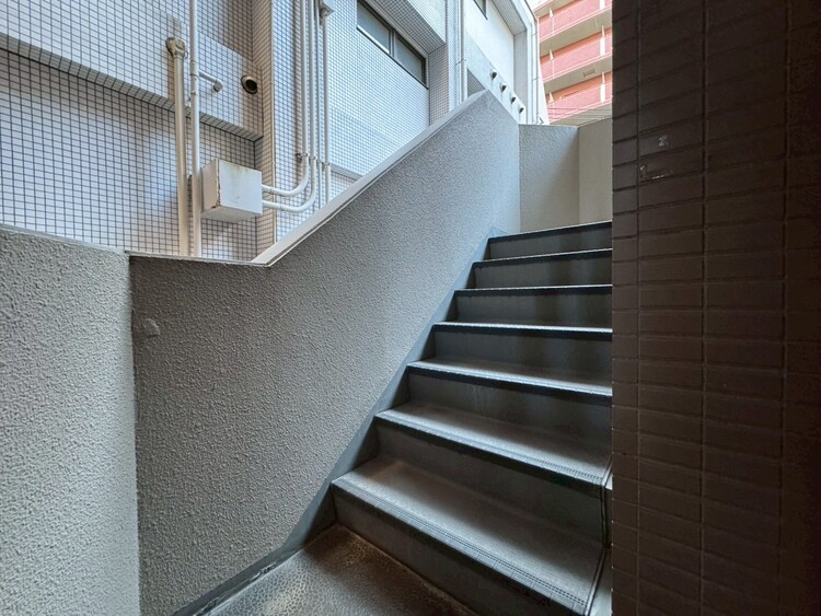 設備 共用部の階段です。明るく清潔に管理されています。