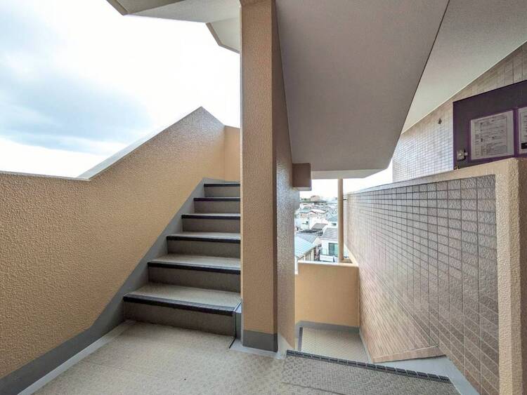 その他 共用部の階段です。明るく清潔に管理されています。