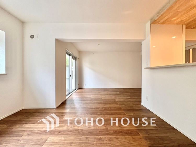 内装 【LIVING】◆陽光◆が差し込む。この開放的なLDKに家族の笑顔が集う。家族が一緒に過ごす空間は明るく、そして居心地よく。