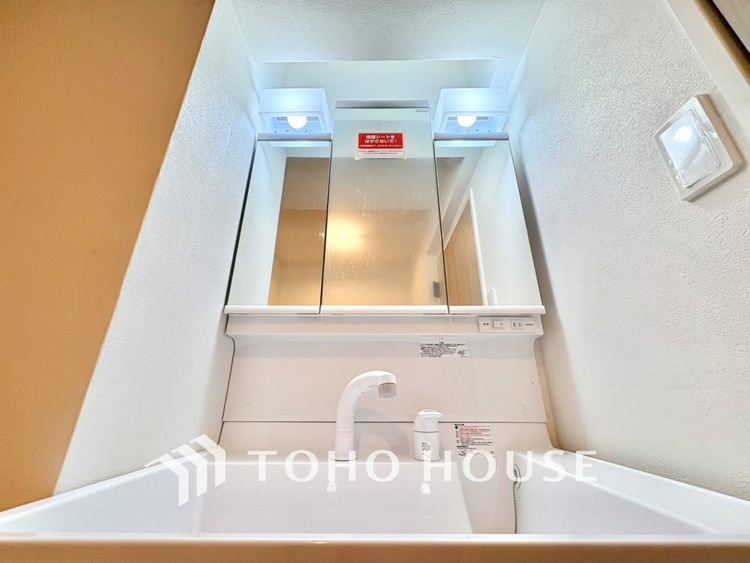 洗面 【WASHROOM】◆快適◆煌びやかな暮らしの中にも忘れたくない快適さ。大きな収納が助けてくれます。