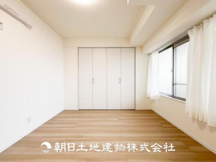 内装 【居室】爽やかな空間演出とセンス良く纏められた室内は良質な寛ぎ空間。そこで暮らす大切な人達のことを考え造りこんだ空間は日々の生活に安らぎを与えてくれます。