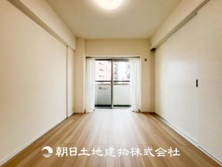 内装 【居室】大切な家族一人ひとりの大切な個別空間。趣味・感性で個性的に飾って頂けるようシンプルに仕上げてあります。自分時間を充実させながら心豊かなひとときを過ごすための大切な空間。