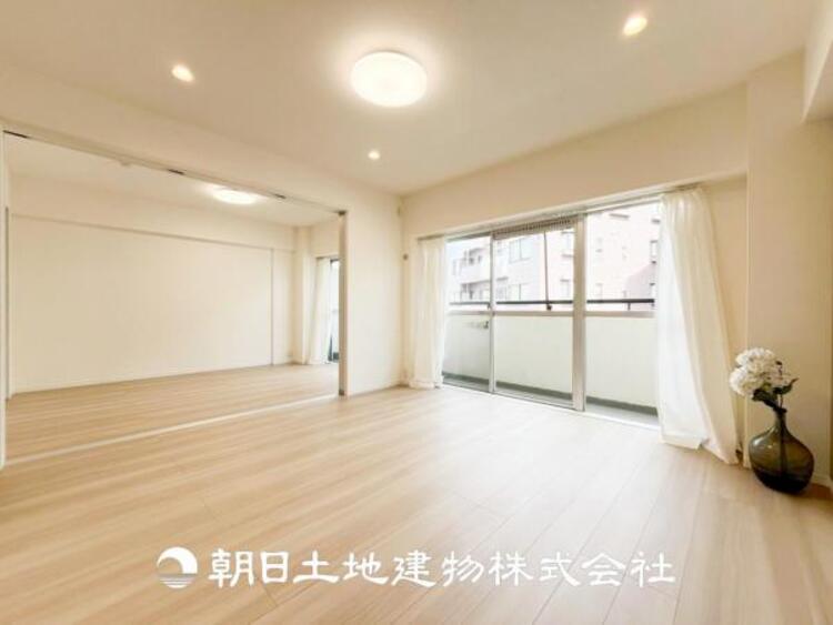 居間 【リビング】1日の中で最も長い時間を過ごすことになるリビングだからこそ、いつも笑顔があふれる空間であるように。広々とした空間から幸せな未来を。