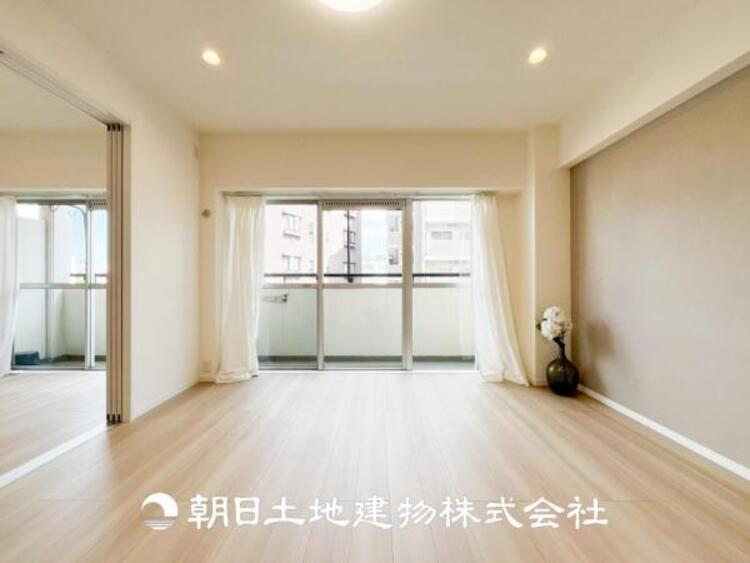 居間 【リビング】リビングにはみんなが集い、食事や楽しい会話が始まる。話に夢中になりすぎて、ついつい時を忘れてしまう。そんな束の間の幸せを感じさせてくれる場所。お子様の勉強スペースとしても活用できます。