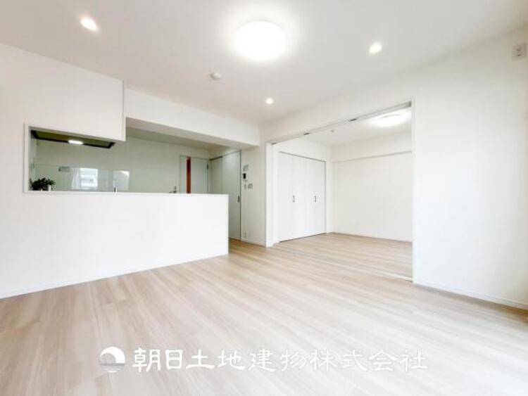 居間 【リビング】大切なご家族、招いた友人と過ごすひと時を溢れる光が優しく包み込む空間。大切な人とともに、心穏やかに過ごすひととき。家族との時間、自分の時間を大切にできる空間を作りました。