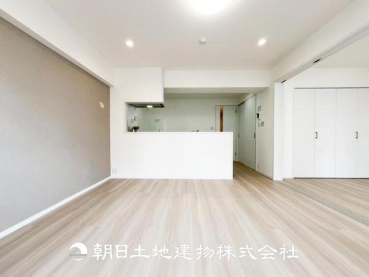 居間 【リビング】開放的で明るい空間が広がるLDK。リビングには暖かな太陽が降り注ぎ、爽やかな住空間です。お友達を呼んでお茶をしたり、一緒に料理を楽しみながら楽しい時間を。