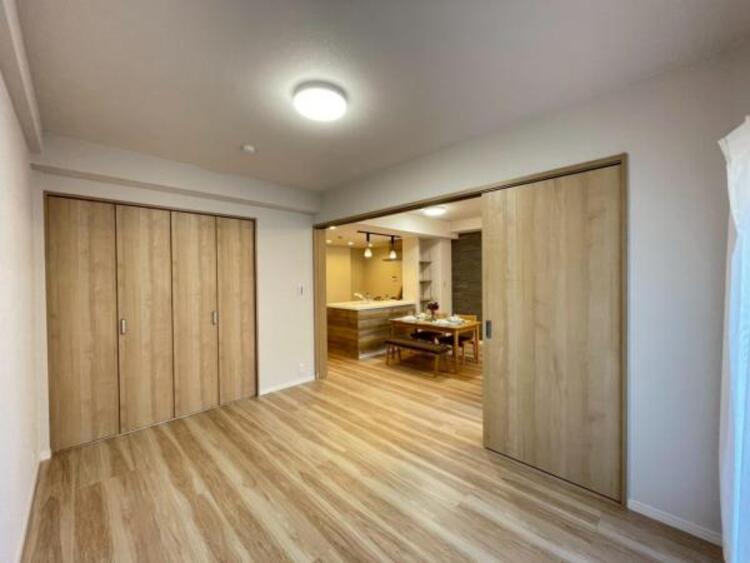 内装 LDK＋隣接洋室、間仕切りを開放すれば計20.9帖の大空間に。