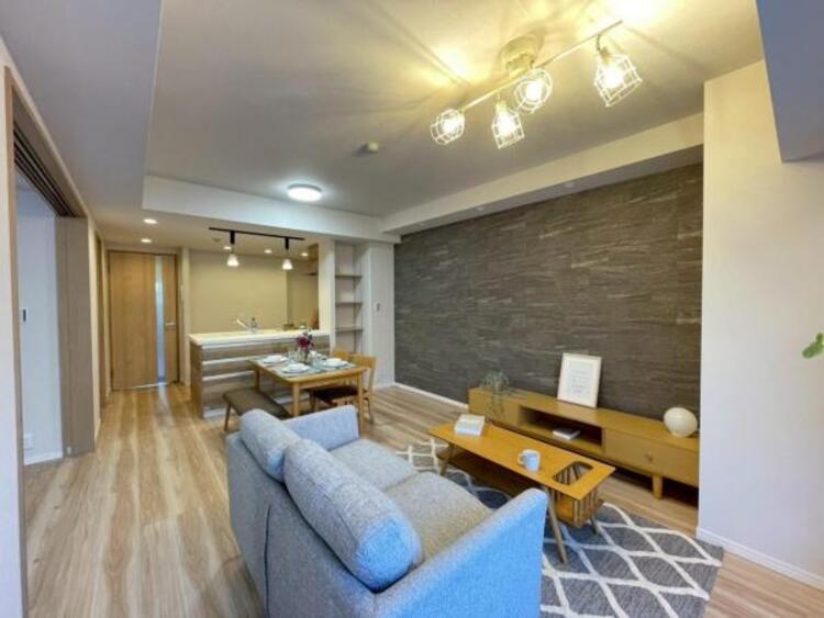 居間 インテリアと調和するこだわりの空間デザイン。落ち着きのあるシックなカラーリングです。