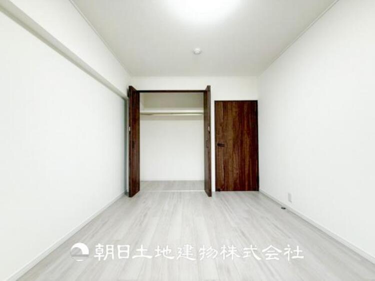 内装 【居室】大切なご家族、招いた友人と過ごす大切な時間を差し込む光が優しく包み込む空間。大切な人とともに、心穏やかに過ごすひとときを味わってください。