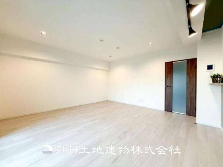 居間 【リビング】1日の中で最も長い時間を過ごすことになるリビングだからこそ、いつも笑顔があふれる空間であるように。広々とした空間から幸せな未来を。