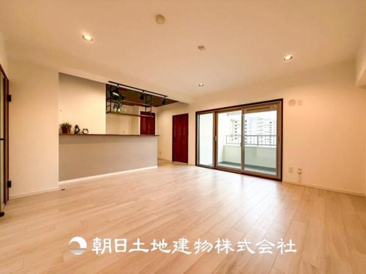 居間 【リビング】リビングにはみんなが集い、食事や楽しい会話が始まる。話に夢中になりすぎて、ついつい時を忘れてしまう。そんな束の間の幸せを感じさせてくれる場所。