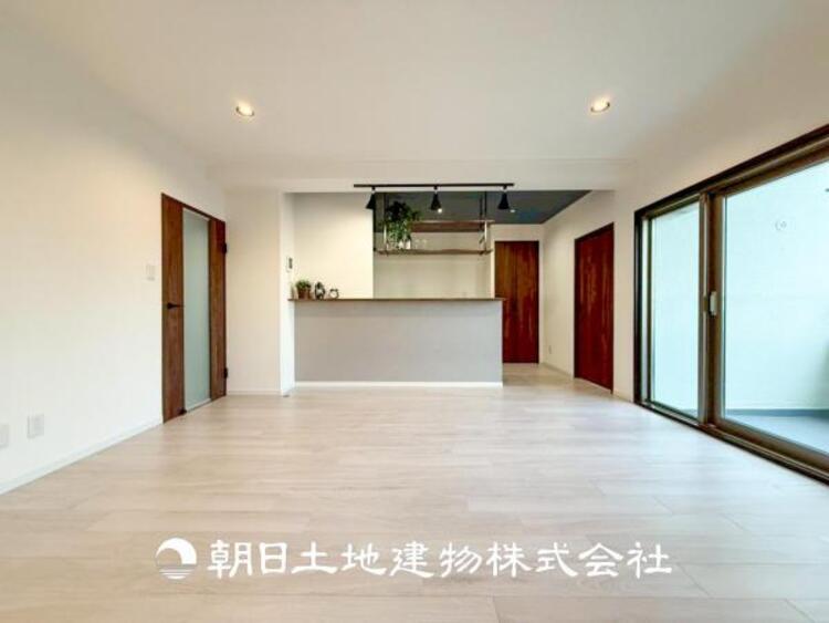 居間 【リビング】大切なご家族、招いた友人と過ごすひと時を溢れる光が優しく包み込む空間。大切な人とともに、心穏やかに過ごすひととき。家族との時間、自分の時間を大切にできる空間を作りました。