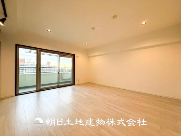 居間 【リビング】開放的で明るい空間が広がるLDK。リビングには暖かな太陽が降り注ぎ、爽やかな住空間です。お友達を呼んでお茶をしたり、一緒に料理を楽しみながら楽しい時間を。