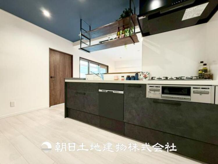 キッチン 【キッチン】住宅の主役でもあり、日常生活を過ごす上で重要な水回りでもあるからこそ機能性・デザイン性に拘りました。お掃除のしやすいシステムキッチンを設置しました。